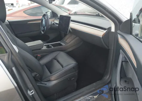 2025 Tesla Model Y Long Range Dual Motor All-Wheel Drive z USA, uszkodzony, nr VIN 7SAYGAEE0SF279045